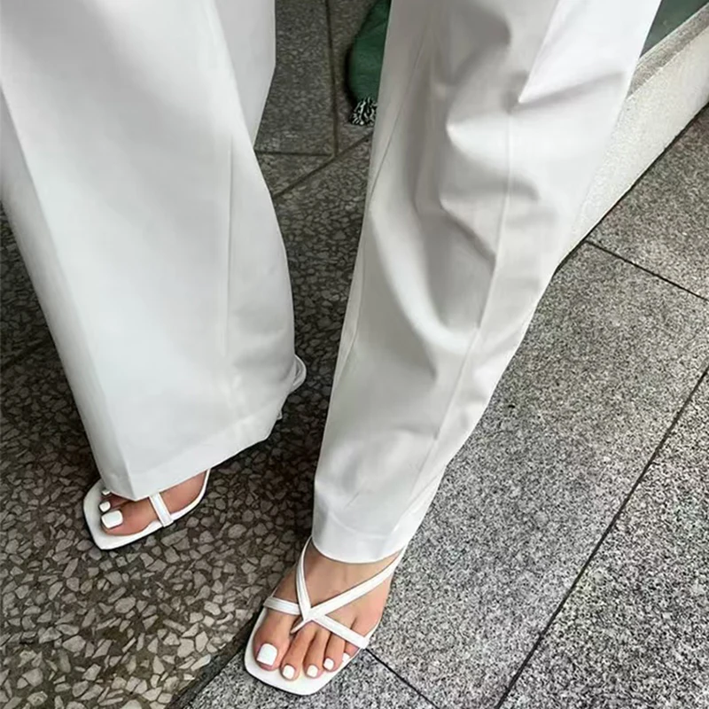صنادل نسائية صيفية 2026 بتصميم أنيق وعصري بكعب عالٍ ومقدمة مفتوحة