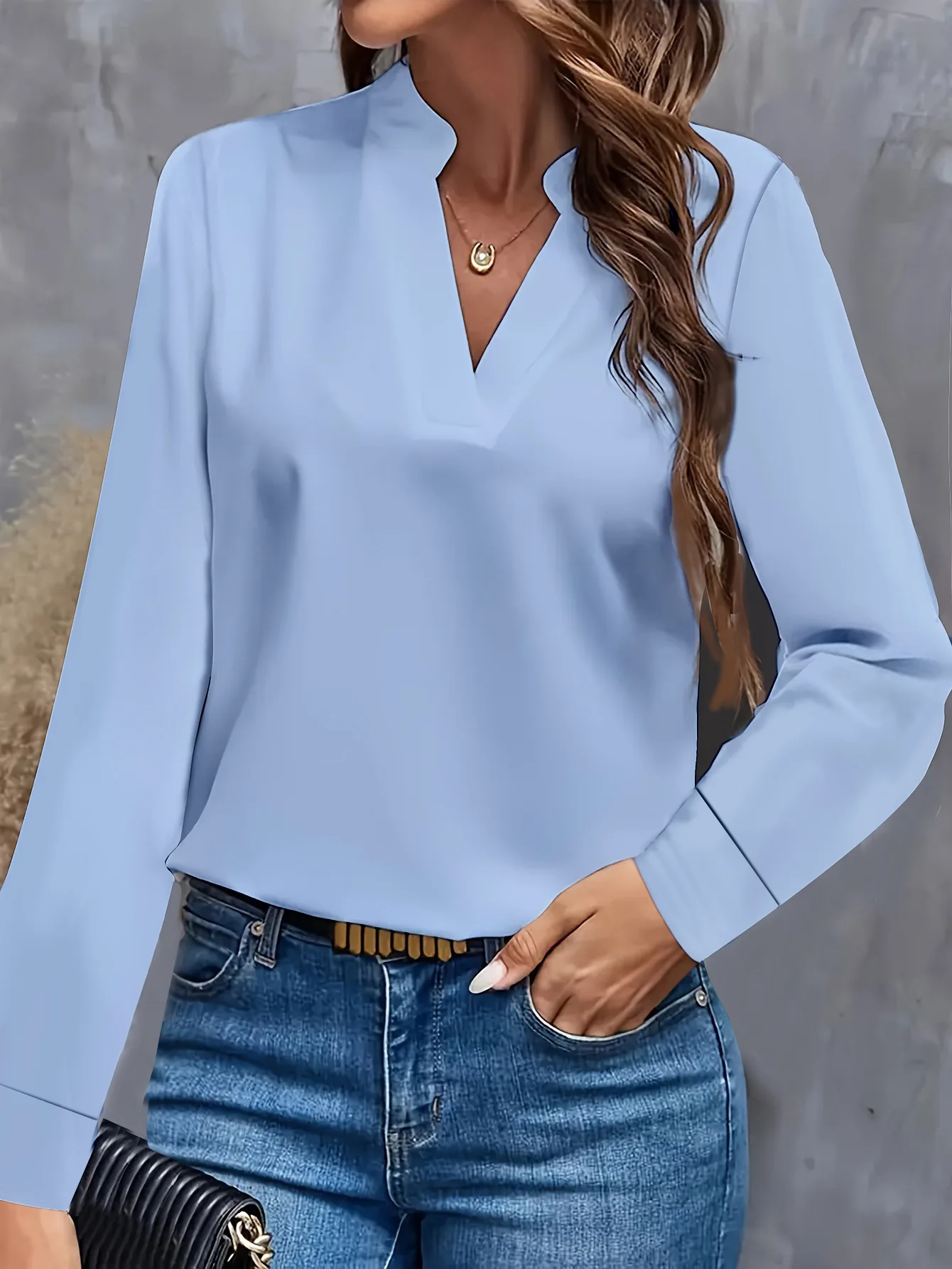بلوزة نسائية أنيقة بلون أزرق فاتح وياقة على شكل V وأكمام طويلة، تصميم فضفاض مع ياقة مشقوقة، مناسبة للارتداء الرسمي واليومي