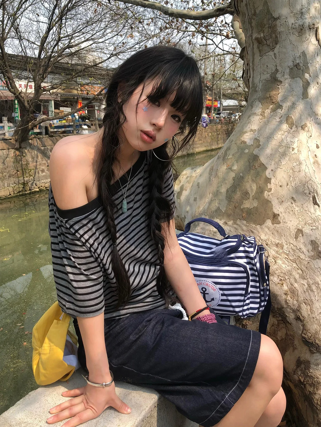 Tonngirls Y2k اليابانية تي شيرت المرأة مخطط قبالة الكتف الجرونج القمم الشارع الشهير 2000s الجمالية بلايز الأمريكية الرجعية القمم المحملة