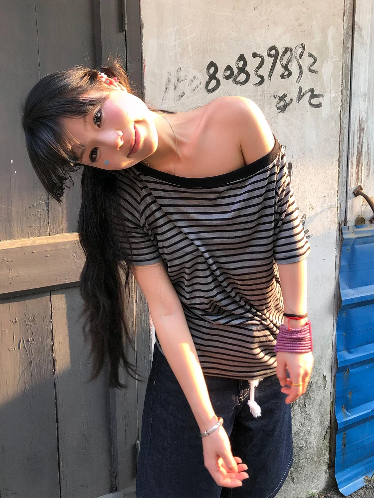 Tonngirls Y2k اليابانية تي شيرت المرأة مخطط قبالة الكتف الجرونج القمم الشارع الشهير 2000s الجمالية بلايز الأمريكية الرجعية القمم المحملة