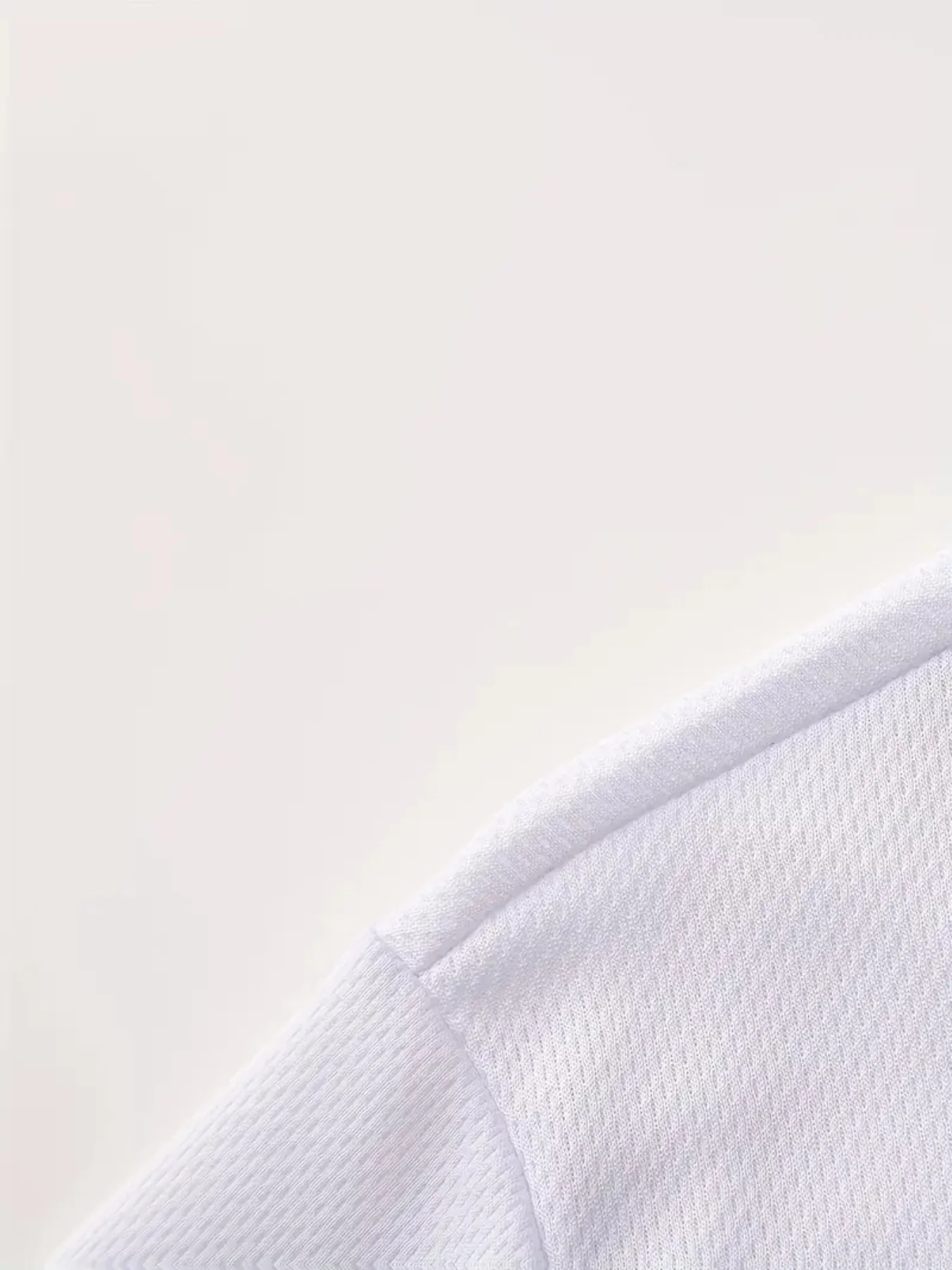 منتج رائج للرجال: تي شيرت صيفي أبيض بتصميم مخطط رياضي، تي شيرت مطبوع بتصميم عصري للياقة البدنية والاستخدام اليومي