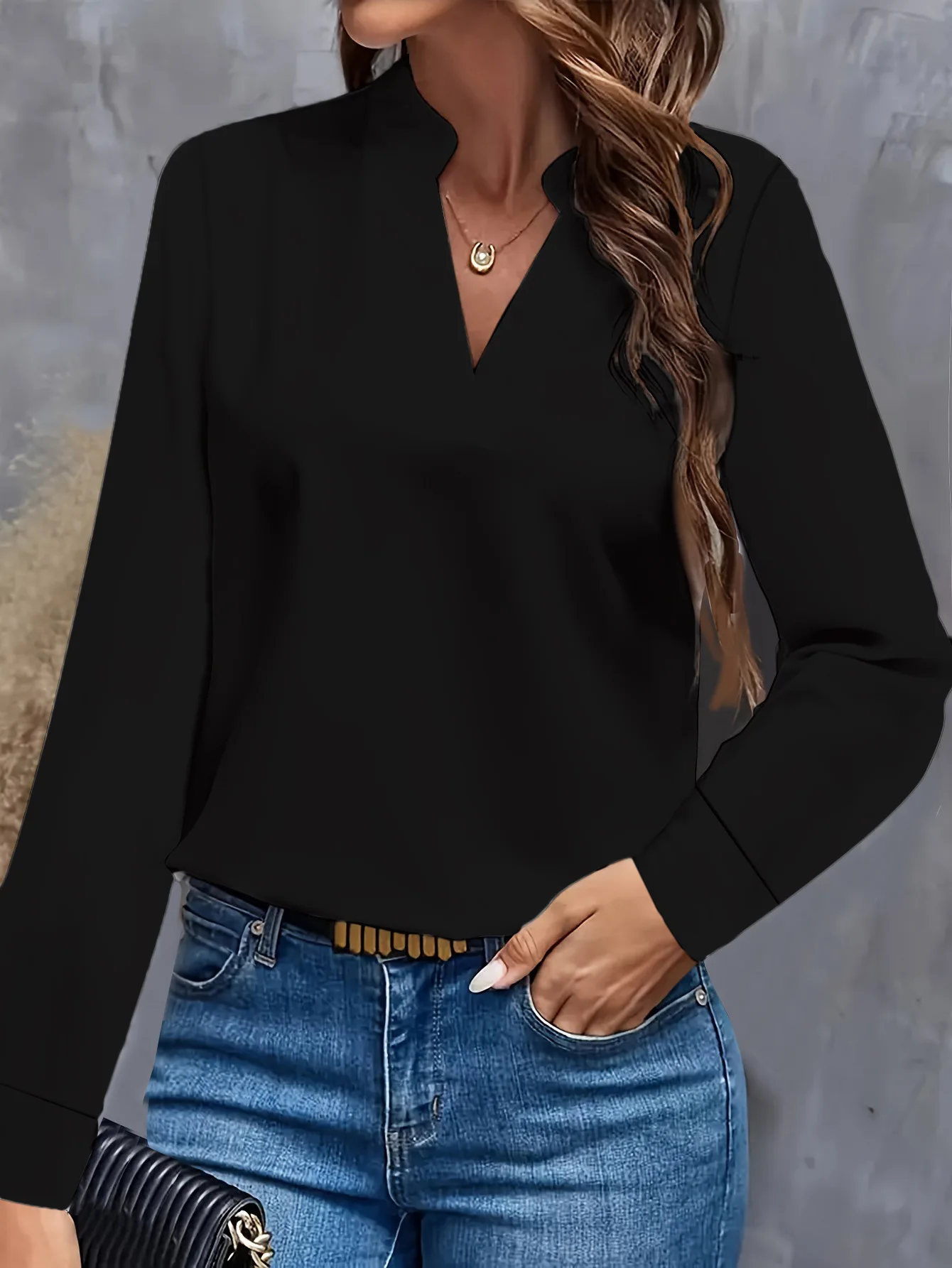 بلوزة نسائية أنيقة بلون أزرق فاتح وياقة على شكل V وأكمام طويلة، تصميم فضفاض مع ياقة مشقوقة، مناسبة للارتداء الرسمي واليومي