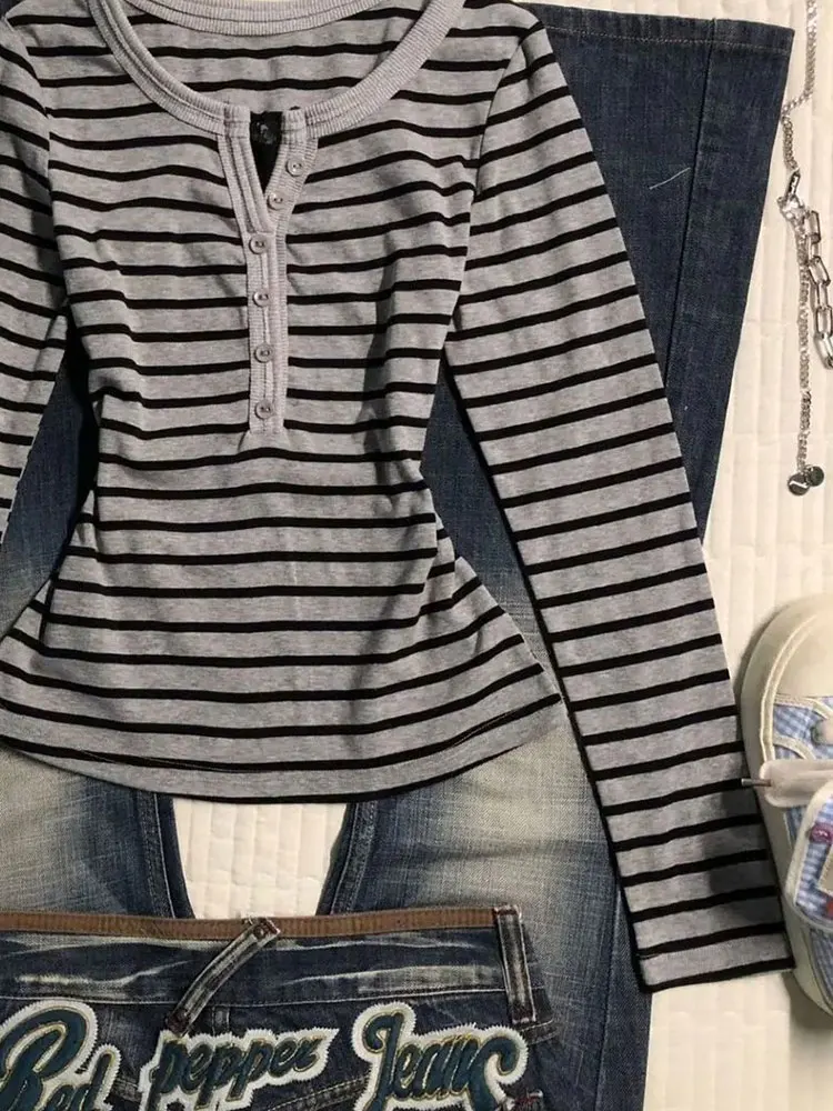 بلوزة نسائية مخططة بأكمام طويلة على الطراز الكوري، تصميم كلاسيكي ضيق، مناسبة للعمل، بياقة على شكل V وأزرار، طبقة أساسية للخريف والشتاء
