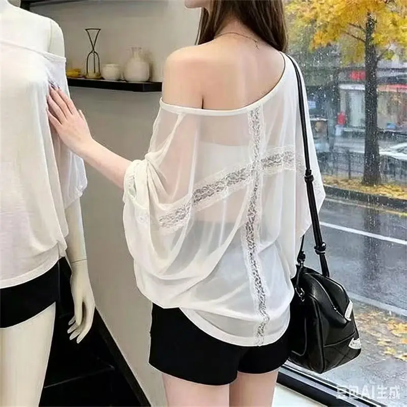تي شيرت نسائي فضفاض كبير الحجم، بلوزة كاجوال عصرية بأكمام خفاش، تصميم مثير بظهر مكشوف ودانتيل متقاطع، ملابس خفيفة